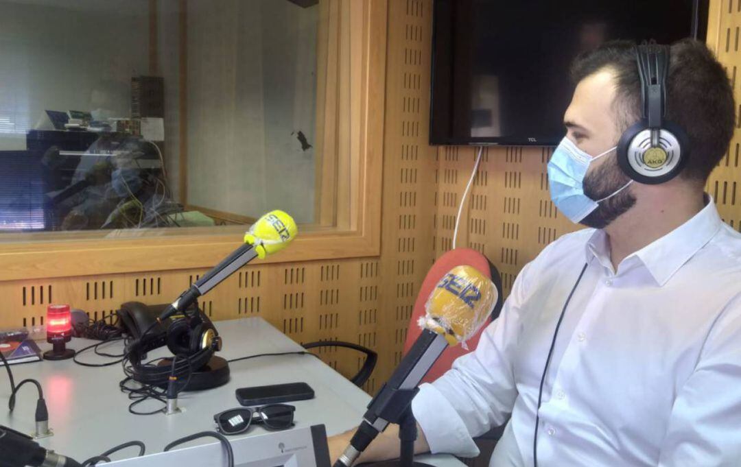 El alcalde de Cáceres en los estudios de SER Cáceres durante la pandemia