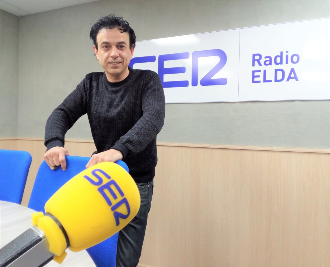 Eduardo Ruiz, el realizador de los efectos especiales, en el estudio de Radio Elda