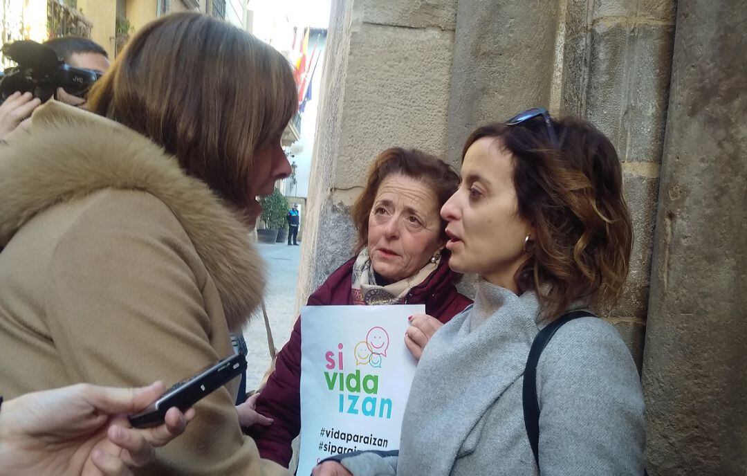 Encuentro de Mayra Gil, madre de Izan con la presidenta Uxue Barkos en Tudela