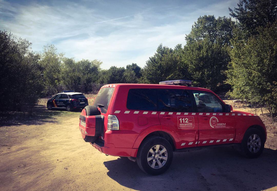 Vehículo del servicio de emergencias 112 en los aledaños del lugar donde se ha encontrado el cuerpo.