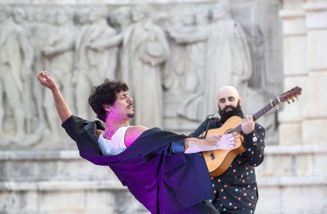 Jesús Carmona y Manu Masaedo, en la representación de &quot;Baile de Bestias&quot; en el Monumento a las Cortes