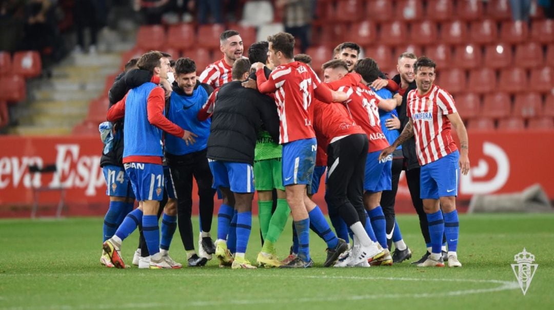 Piña de los jugadores rojiblancos tras eliminar al Villarreal de la Copa del Rey.