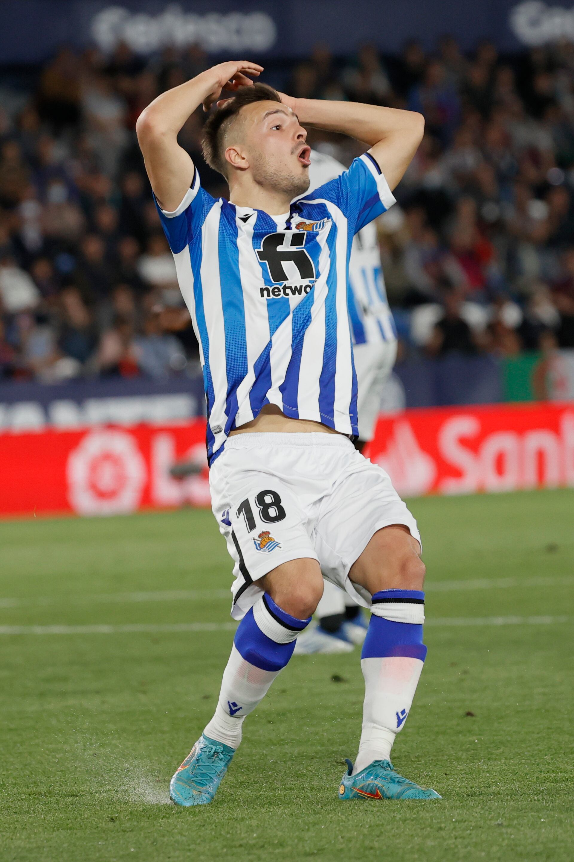 VALENCIA, 06/05/2022.- El defensa de la Real Sociedad, Andoni Gorosabel, se lamenta de una ocasión fallada durante el encuentro correspondiente a la jornada 35 de Liga en Primera División que disputan hoy viernes frente al Levante en el estadio Ciudad de Valencia. EFE/Juan Carlos Cárdenas.