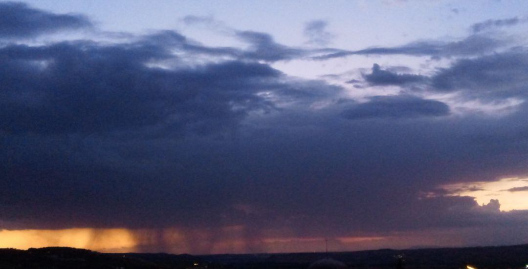 Los chubascos y tormentas fuertes afectarán la próxima madrugada al nordeste de Baleares.