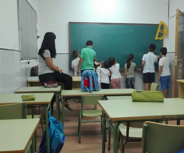 Los más pequeños han estrenado hoy el colegio y daban la bienvenida desde la pizarra