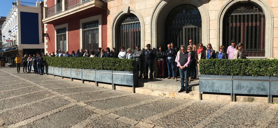 Minuto de silencio a las puertas del Ayuntamiento de Valdepeñas 