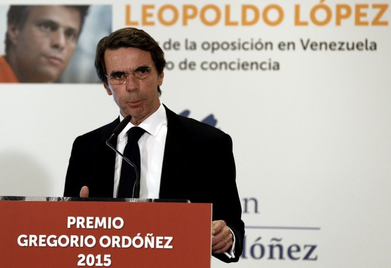 El expresidente del Gobierno José María Aznar ha presidido hoy en San Sebastián el acto de entrega del Premio Gregorio Ordóñez al opositor venezolano Leopoldo López, que han recogido sus padres. 