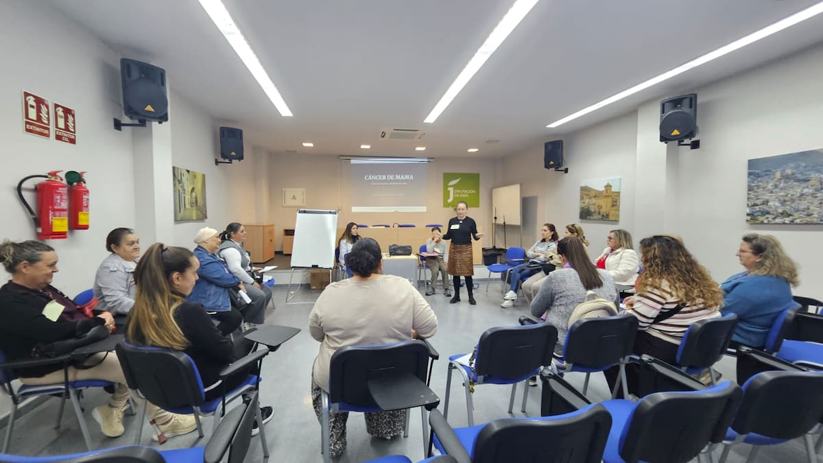 Segunda sesión de la Escuela de Pacientes del Cáncer de Mama, organizada por el Centro de Salud 'Ricardo Fernández Valadés' de Jódar, “... El cáncer en compañía se lleva mejor...”