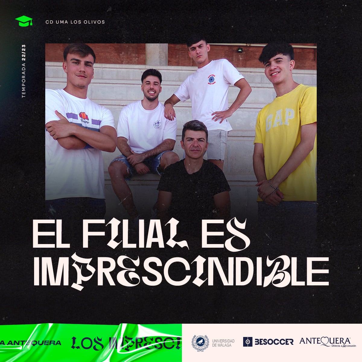 El técnico Antonio Gaspe rodeado de cuatro jugadores del filial del UMA Antequera