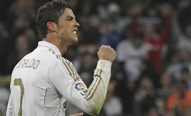 El delantero portugués del Real Madrid Cristiano Ronaldo celebra su gol, el segundo de su equipo, durante el partido, correspondiente a la trigésimo cuarta jornada de Liga de Primera División