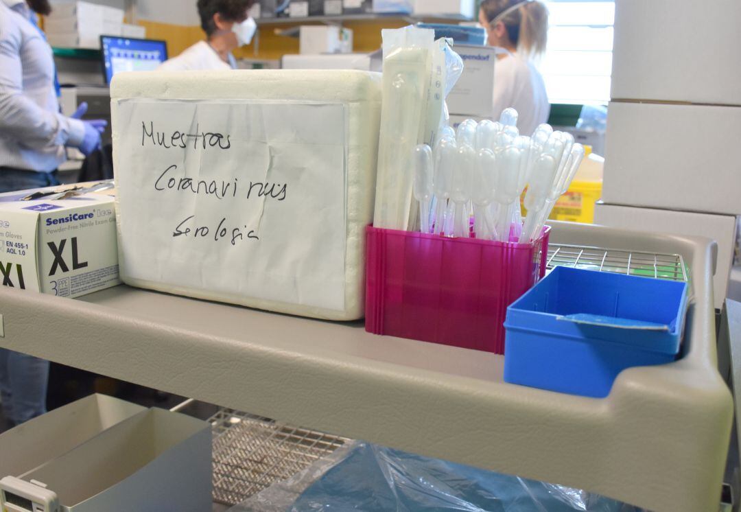 Recipientes para depositar muestras sospechosas de coronavirus COVID-19 en el hospital doctor José Molina Orosa de Arrecife.