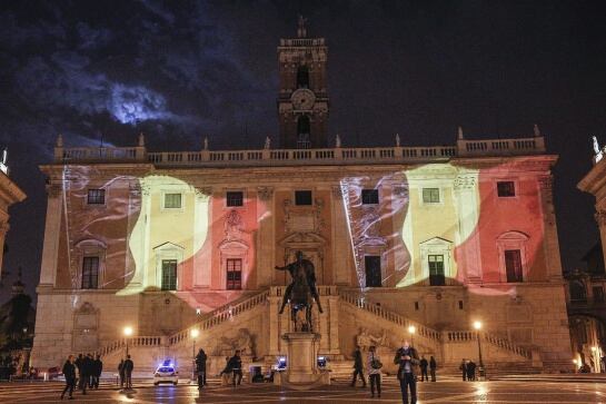 Vista de la Plaza del Capitolio con los colores de la bandera nacional belga en Roma