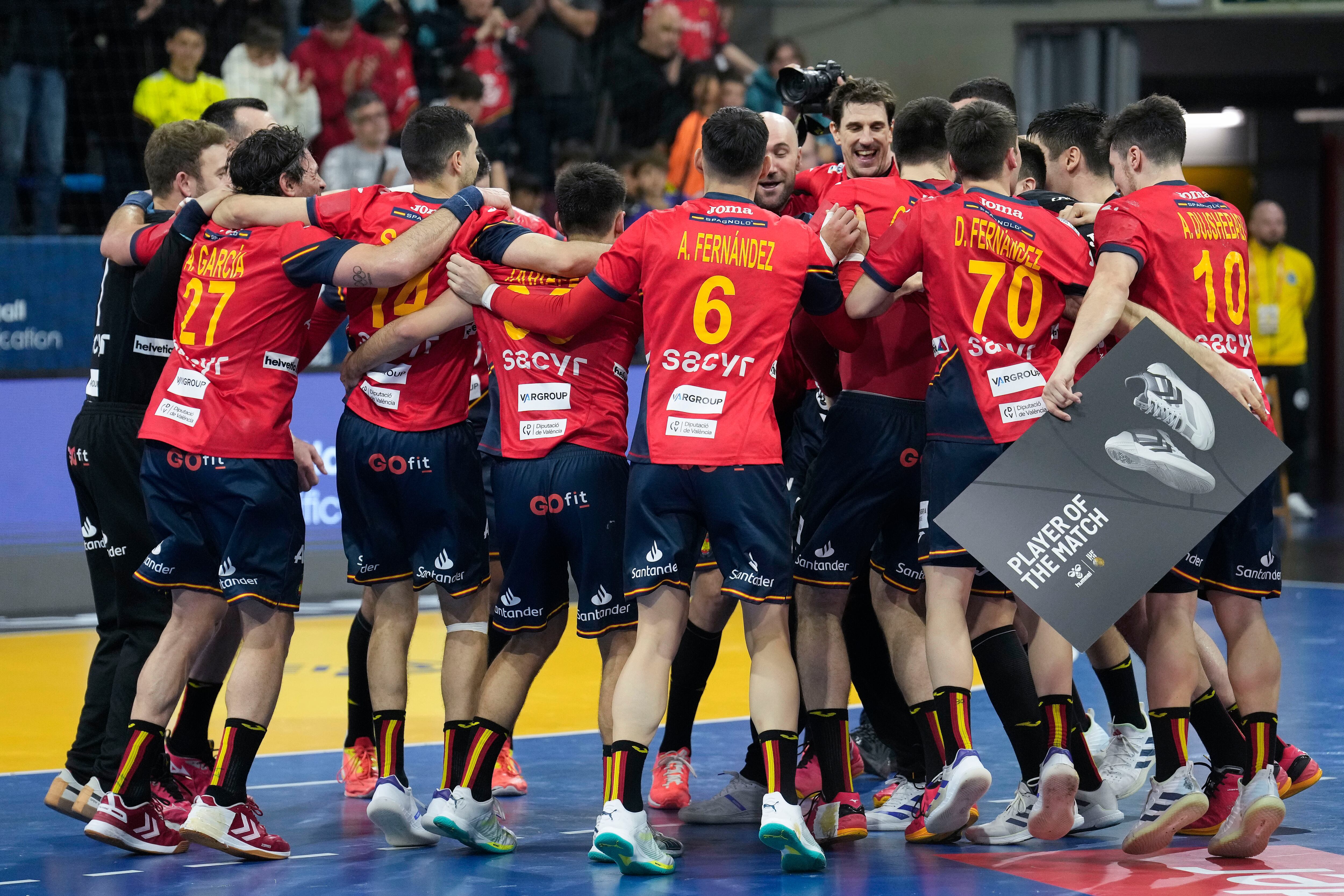 GRANOLLERS (BARCELONA), 17/03/2024.- Los jugadores de España celebran su clasificación olímpica tras el partido ante Brasil, correspondiente al torneo preolímpico de balonmano, clasificatorio para los Juegos de París 2024, este domingo en Granollers. EFE/ Enric Fontcuberta.
