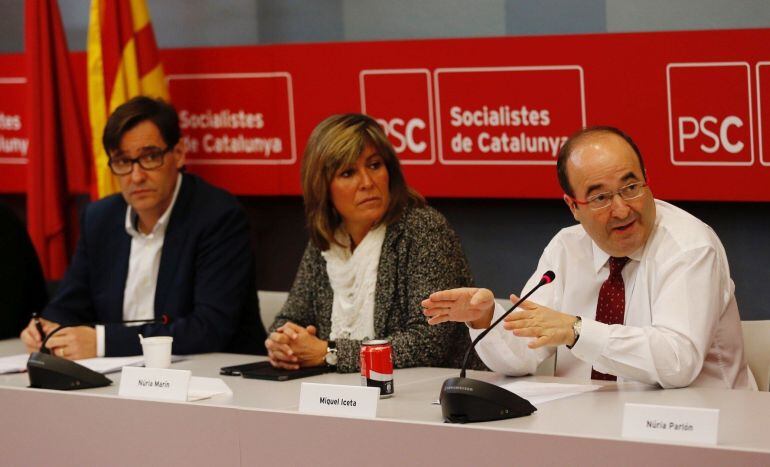 El secretario de Organización del PSC, Salvador Illa, la número dos de la formación, Núria Marín, y el primer secretario, Miquel Iceta, durante la reunión de la comisión ejecutiva del PSC 