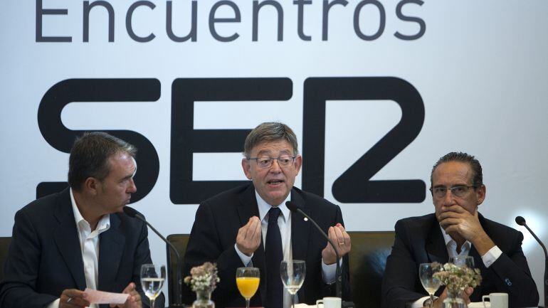 Bernardo Guzmán, jefe de contenidos de Cadena SER Comunitat Valenciana, Ximo Puig, president de la Generalitat y José Carlos Herreros, director regional de Cadena SER Comunitat Valenciana, en el evento Encuentros SER