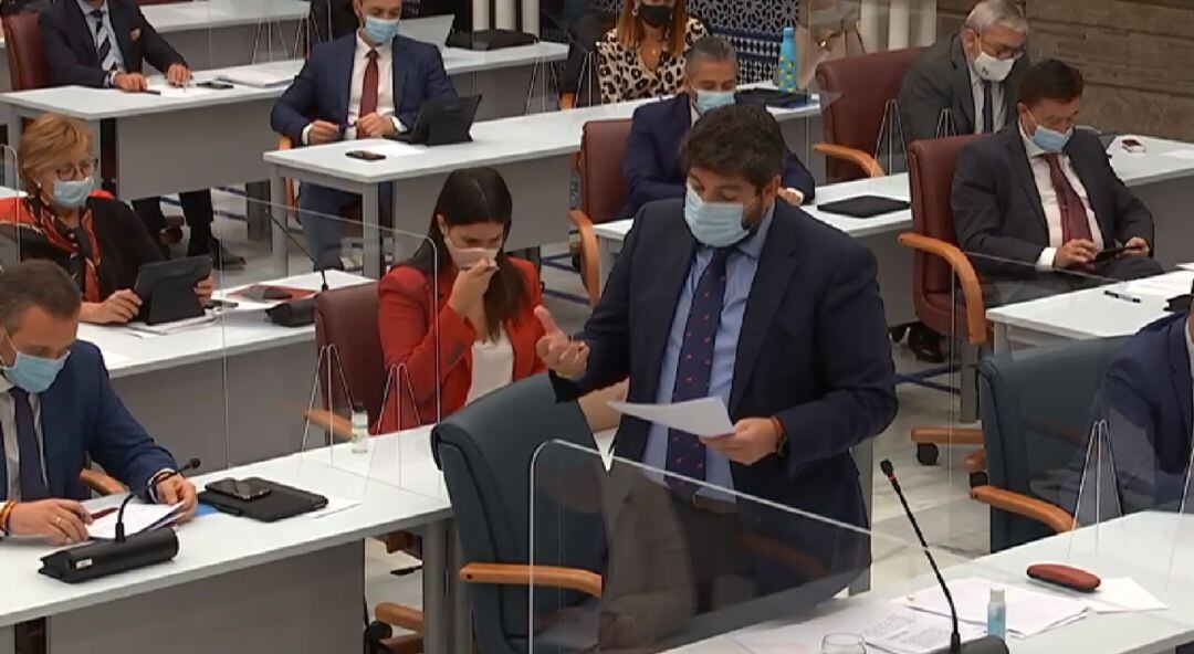 López Miras durante su intervención en el pleno de control en la Asamblea Regional