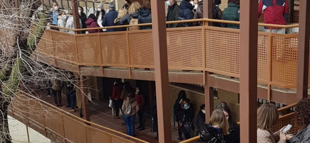 Personal docente espera en el IES Las Fuentezuelas, su turno para los test Covid previos a la vuelta a las aulas.