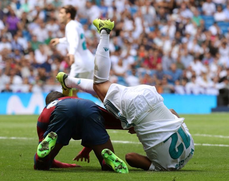 El defensa brasileño del Real Madrid Marcelo en el momento de su entrada al jugador colombiano del Levante Jefferson Lerma