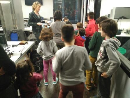 Ana García explica a los alumnos del González de Lama cómo se trabaja en la redacción de informativos de Radio León