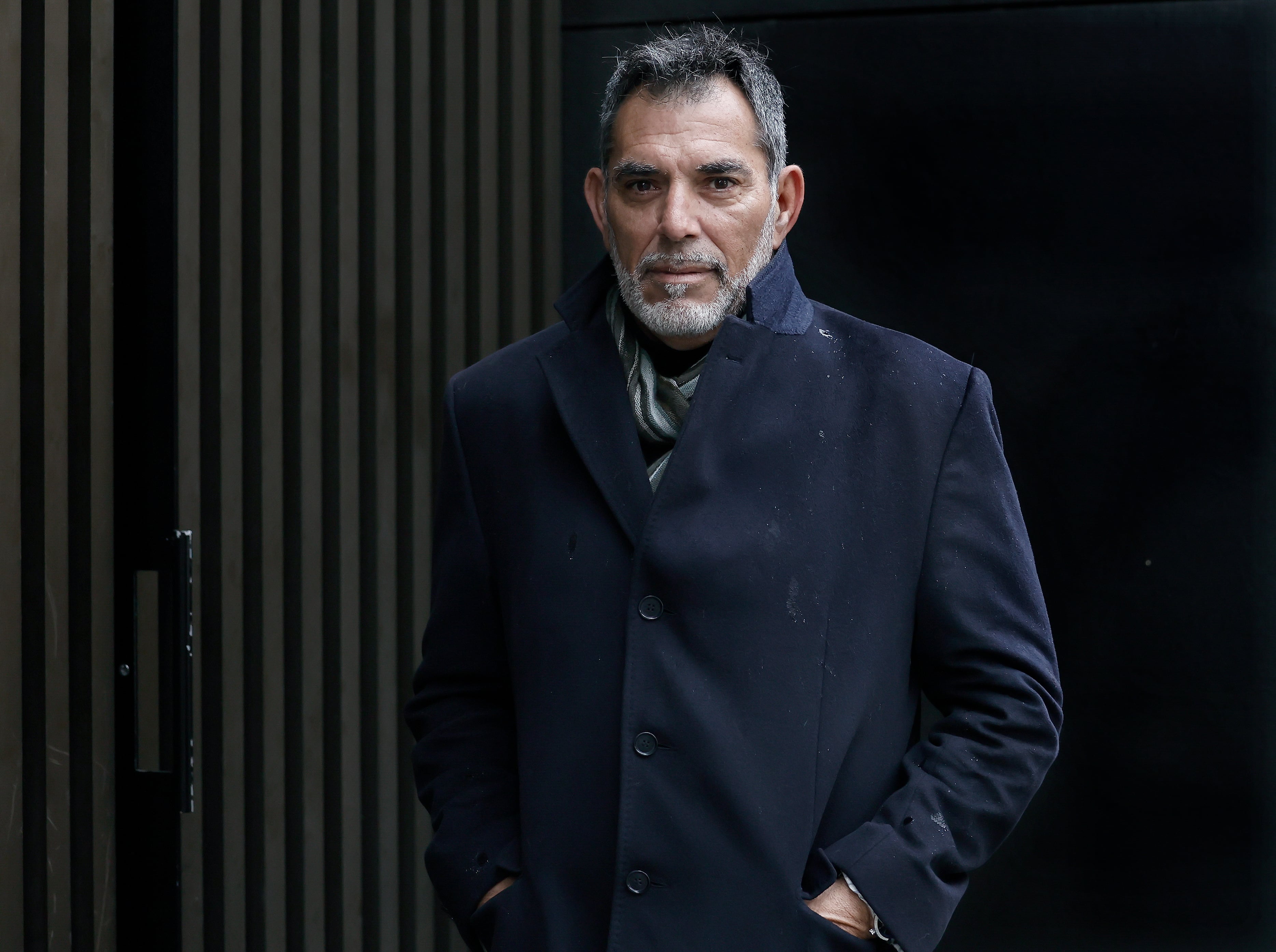 Tres años después de publicar 'Nadie en esta tierra', Víctor del Árbol cierra la trilogía del "sicario sin nombre", que también incluye 'El tiempo de las fieras', con 'Las buenas intenciones', una historia de redención, con nuevos crímenes, corrupción urbanística y criptomonedas. EFE/Andreu Dalmau