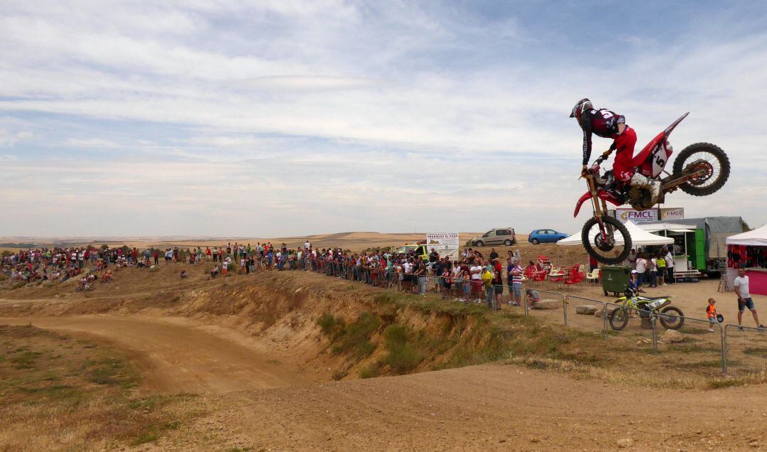 Espectacular salto de uno de los pilotos en el circuito de los Altos de la Piedad