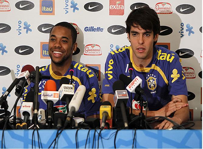 Robinho, en rueda de prensa junto a su compatriota Kaká