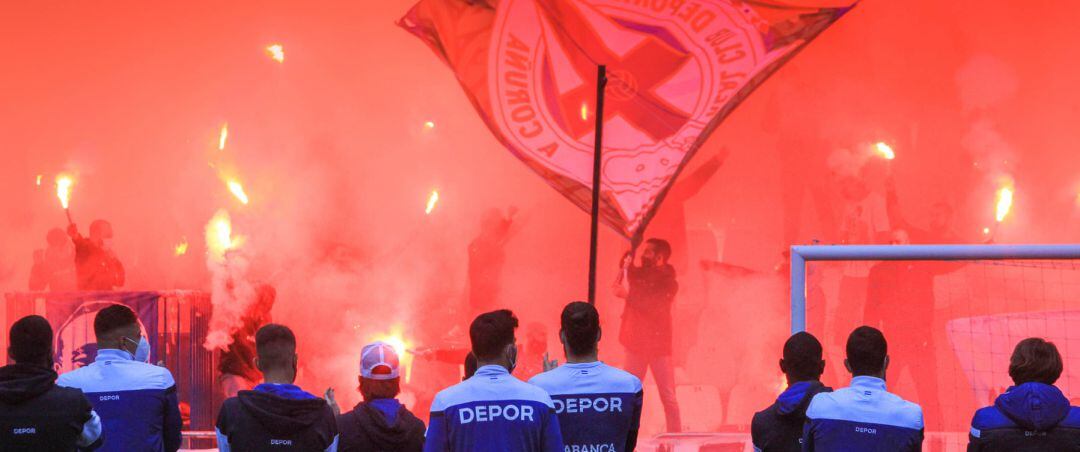 Beganlas de aficionados del Deportivo antes del partido contra el Racing de Ferrol