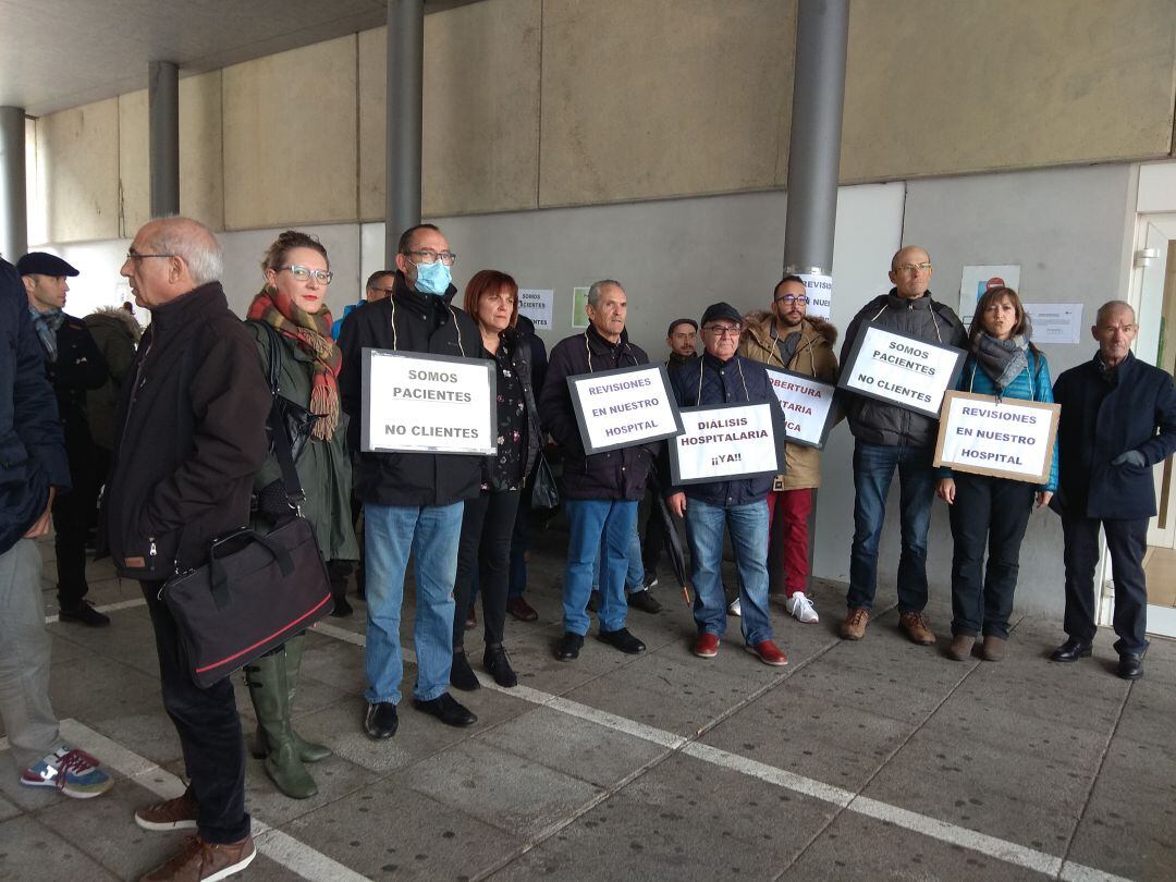 Concentración el pasado mes de noviembre a las puertas del hospital reclamando la puesta en marcha del tercer turno de diálisis en Palencia