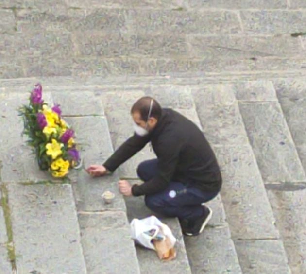 Vecinos del Crsito del Mercado colocan velas a los pies la Ermita del barrio