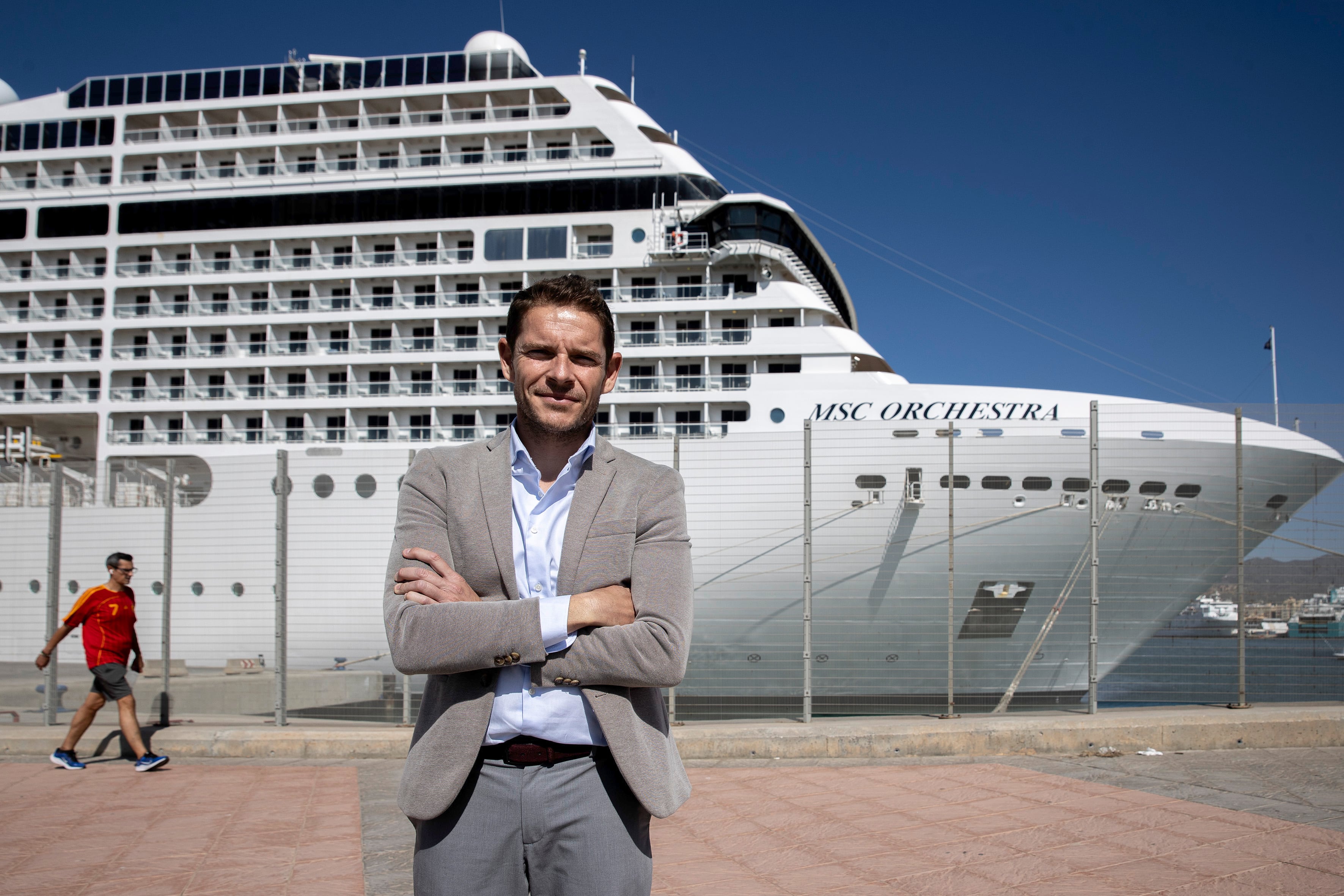 GRAFAND1069. MÁLAGA, 07/05/2024.- El director general de MSC Cruceros en España, Fernando Pacheco, posa frente al crucero MSC Orchestra -de 16 plantas y con capacidad para 3.223 pasajeros y 1.300 miembros de la tripulación-, en el dique de Levante del Puerto de Málaga donde ha celebrado este martes la escala inaugural. La naviera  tiene programadas 35 escalas este año en el puerto malagueño donde superará los 100.000 pasajeros. EFE/Jorge Zapata
