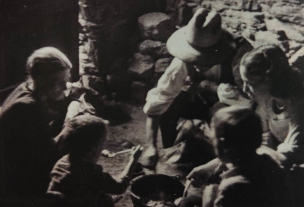 Familia comiendo en una casilla de La Manglana. Escena que podría representar las comidas que realizaban los maquis con los víveres que les hacían llegar los enlaces. Fuente: San Martín de Boniches: Historia, Costumbres y Testimonios.