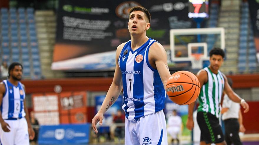 El base Mateo Díaz sostiene un balón en Ilunbe.