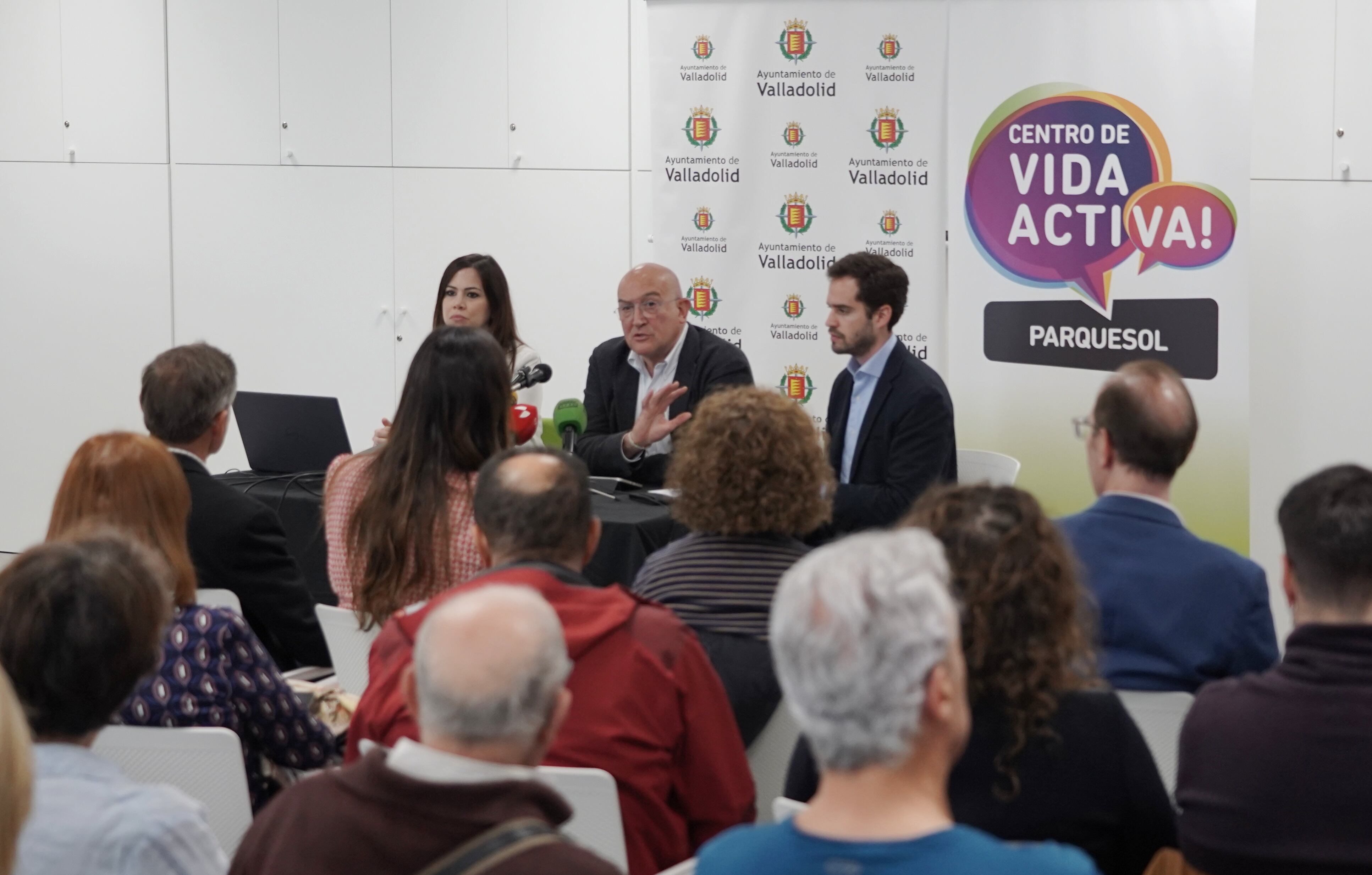 El alcalde de Valladolid, Jesús Julio Carnero, presenta el Plan Contigo junto al concejal de Personas Mayores, Rodrigo Nieto