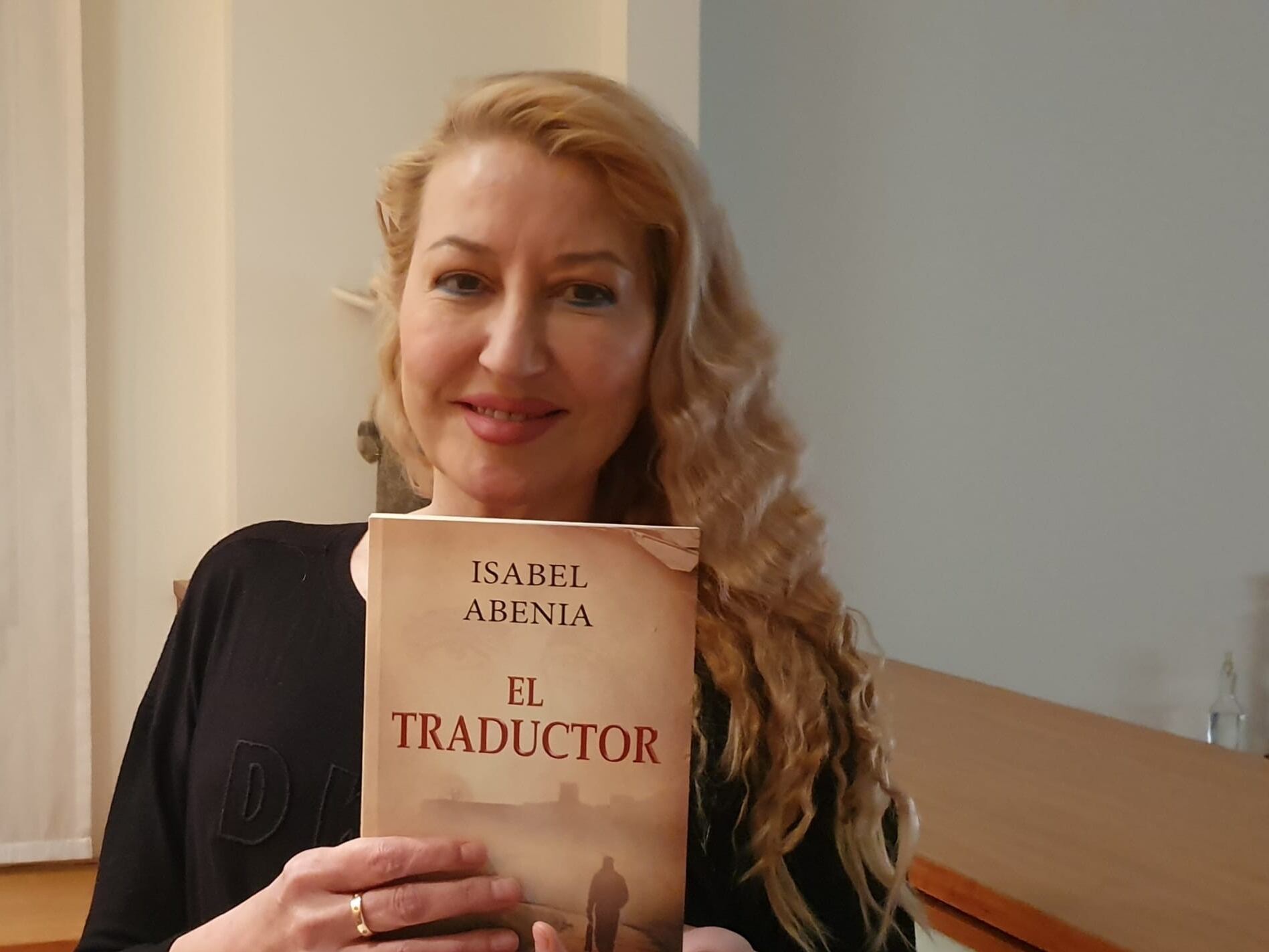 Isabel Abenia, posando con su última novela