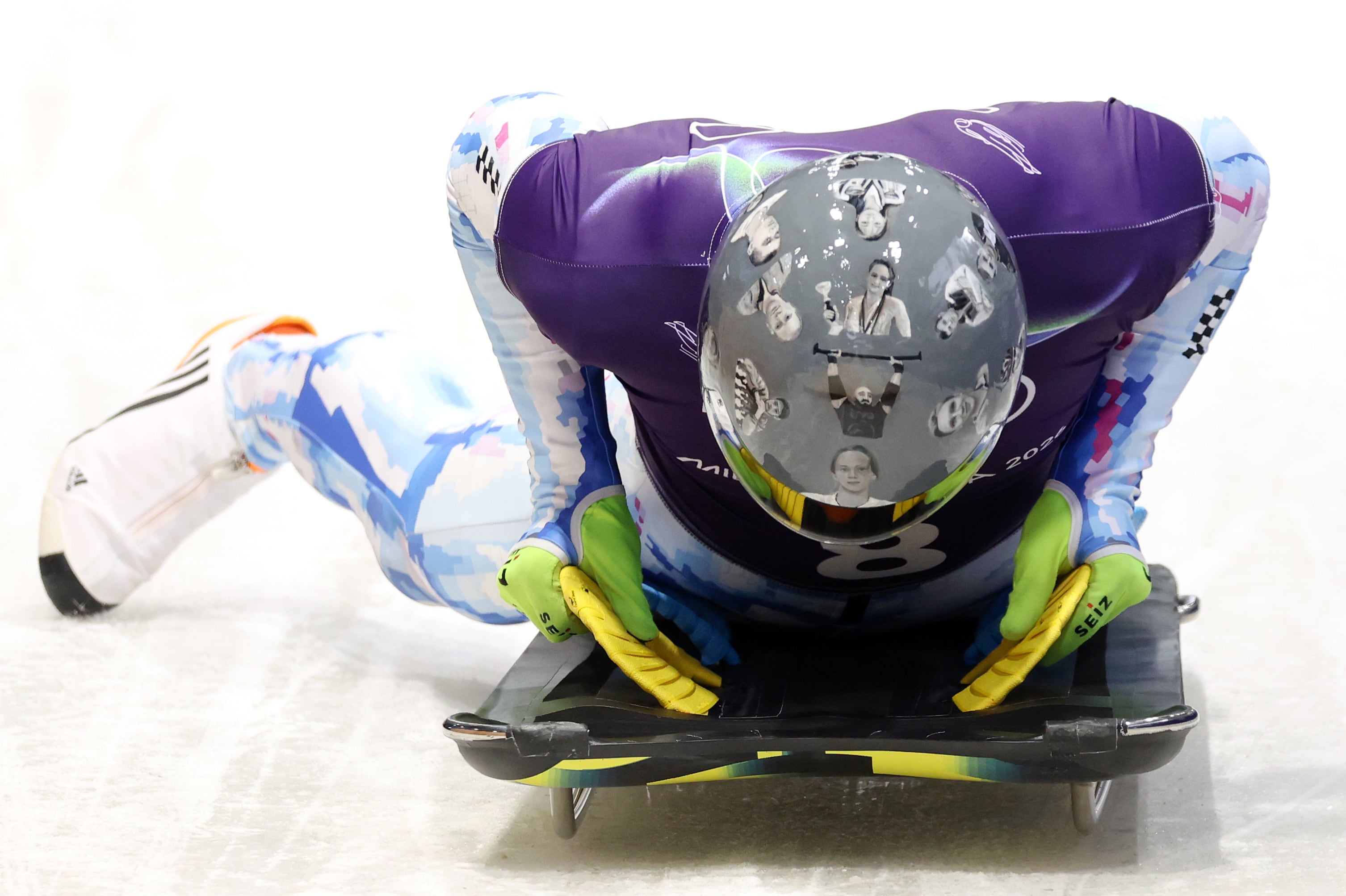 Vladyslav Heraskevych entrena en los JJOO de Invierno con el casco con fotografías de atletas asesinados por Rusia