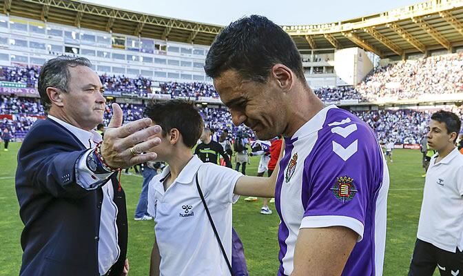 Juan Ignacio Martínez consuela a sus jugadores tras perder ante el Granada y bajar a Segunda
