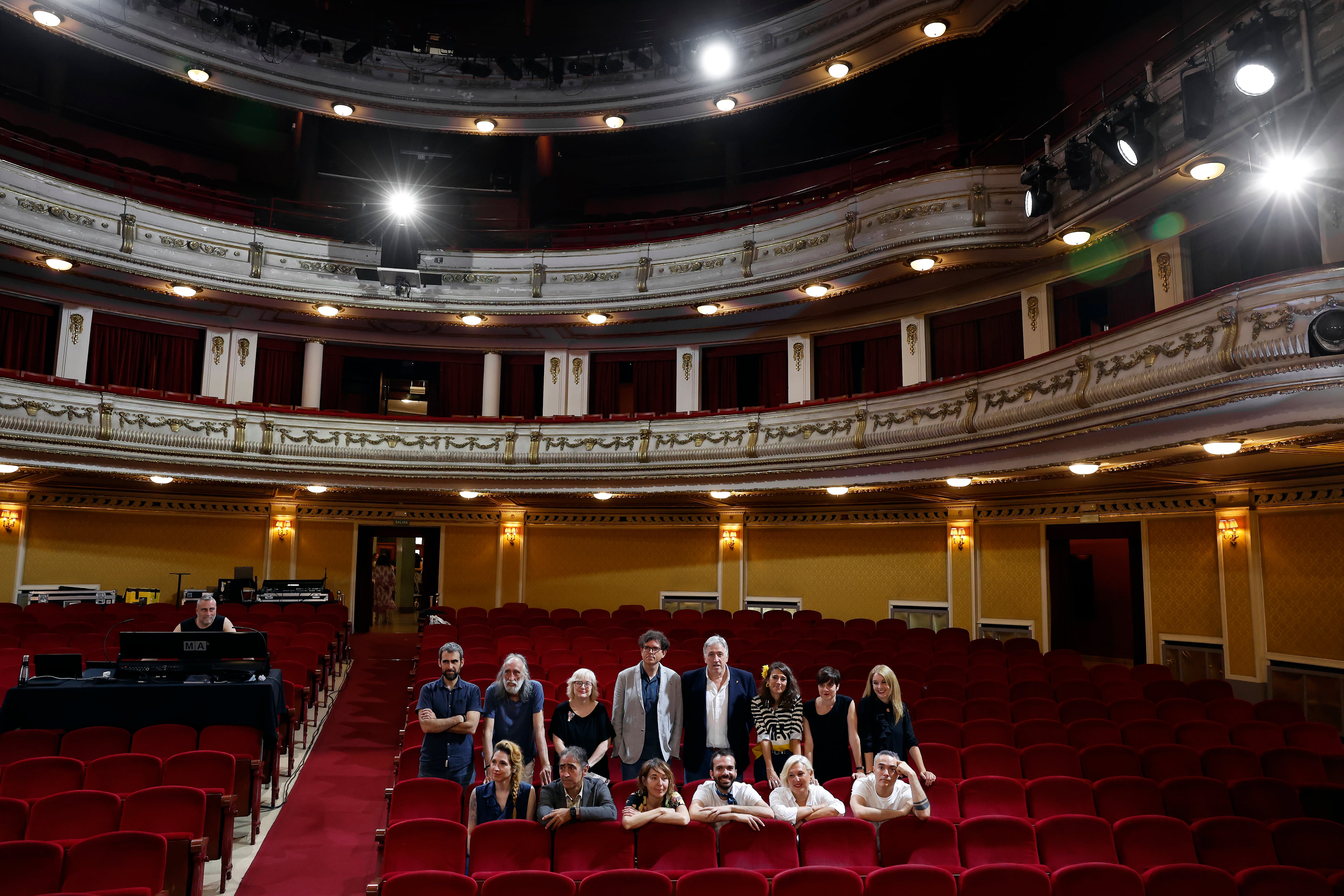 Representantes del Ayuntamiento de Pamplona encabezado por el alcalde Joseba Asirón y de la Fundación SGAE posan antes de comenzar una rueda de prensa referente a la ceremonia de entrega de los XXVIII Premios Max