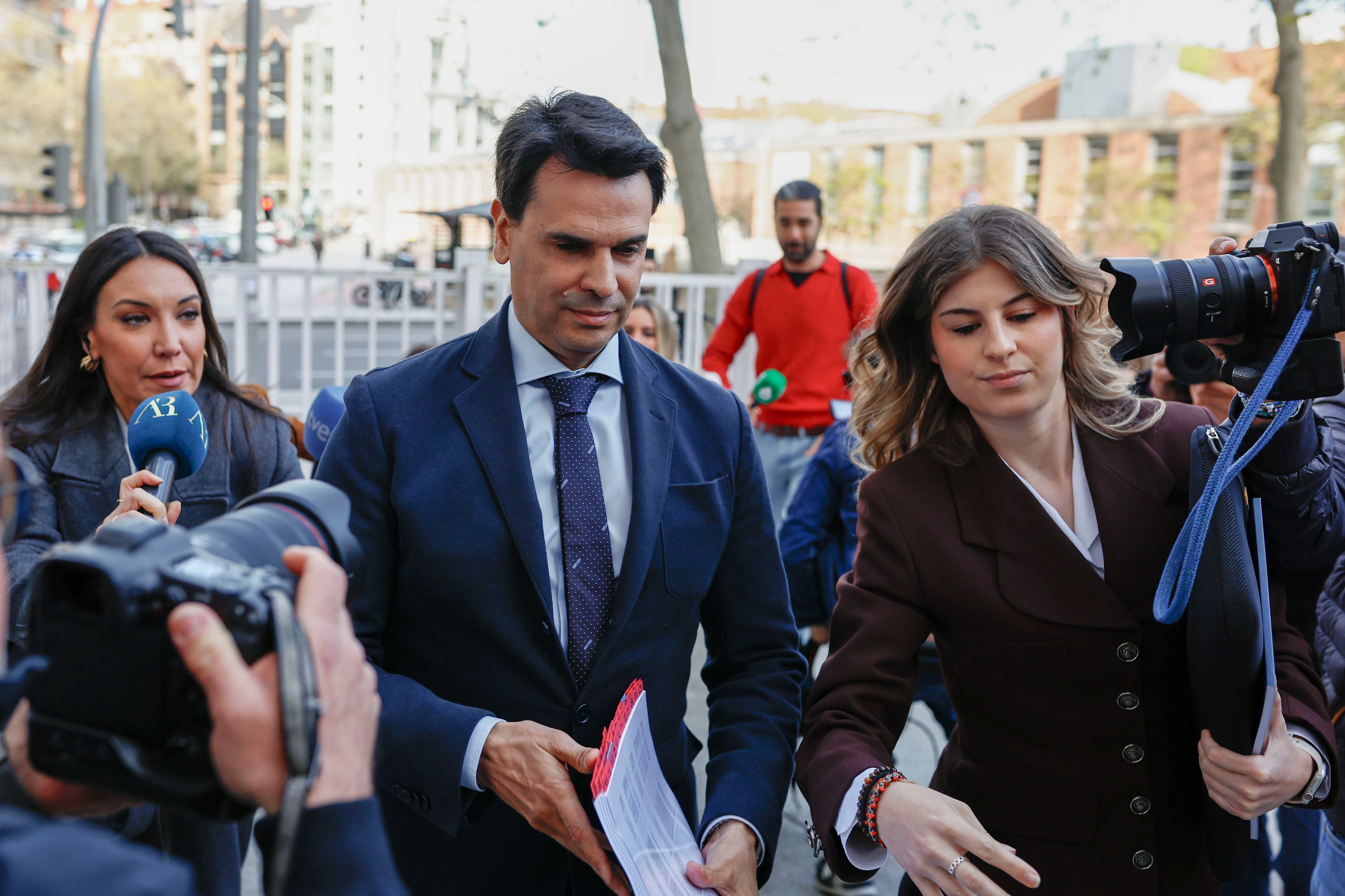 Alberto González Amador, pareja de Isabel Díaz Ayuso, en su llegada a los juzgados. EFE/ Rodrigo Jimenez