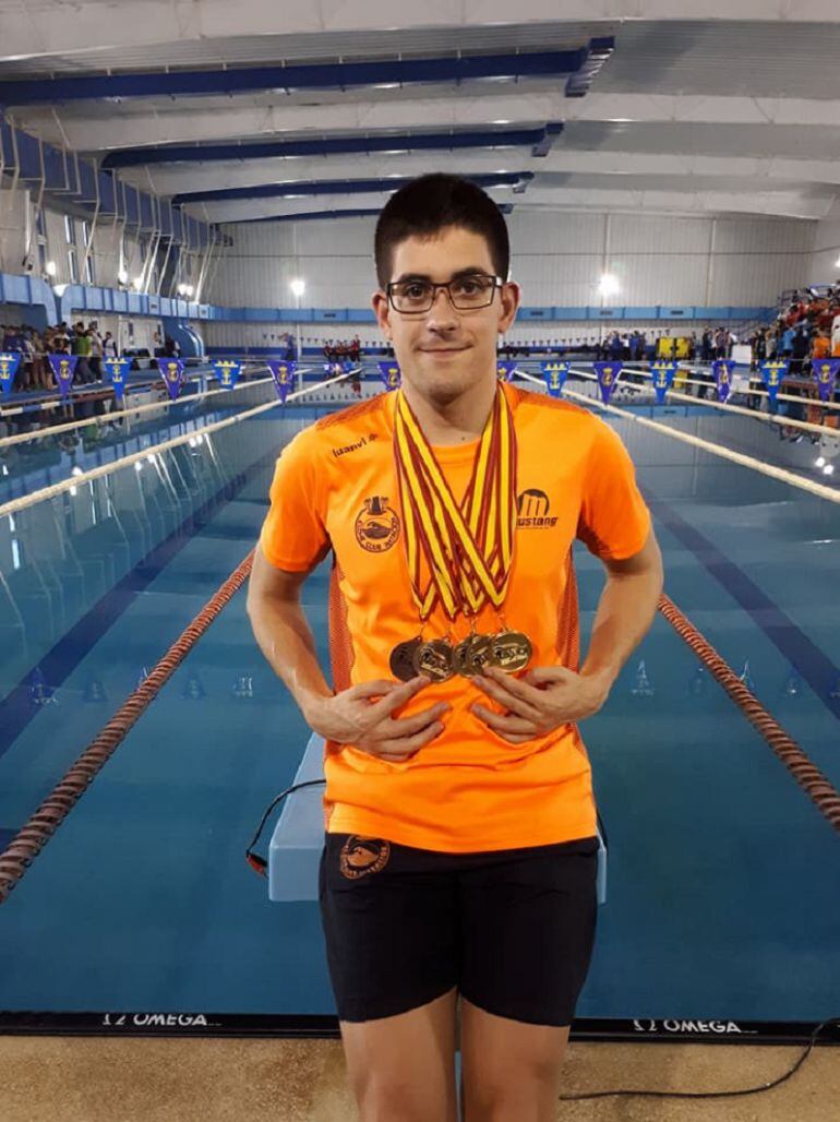 Luis Paredes Marco posa con sus medallas