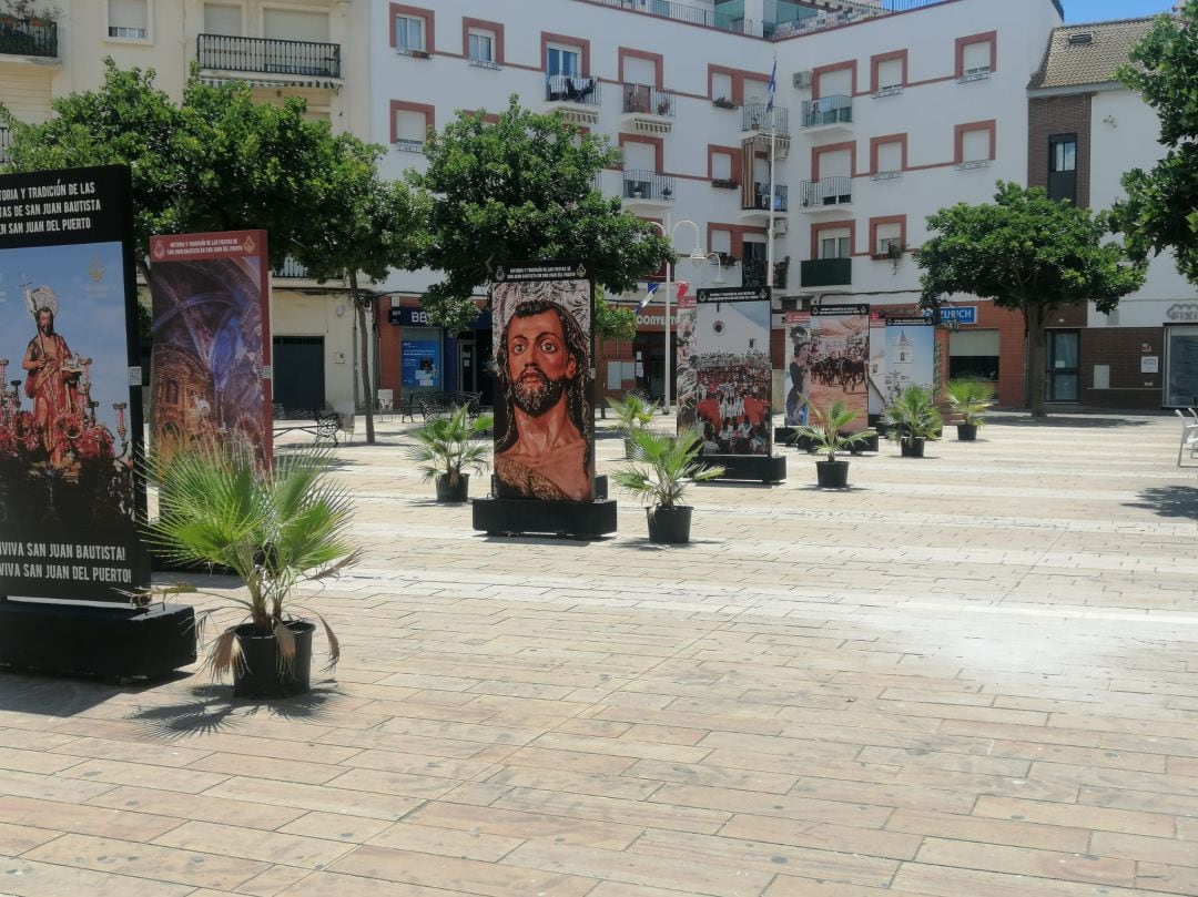 Exposición de murales alusivos a la historia de las fiestas en la Plaza de España de San Juan del Puerto (Huelva)