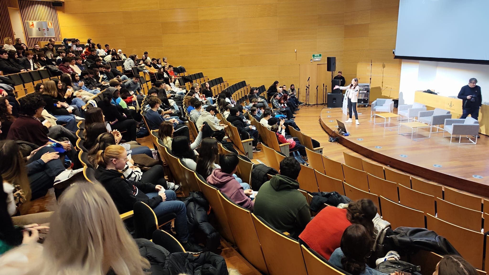 Un moment de la xerrada d'Elsa Giménez ahir a l'Auditori del Centre de Cultures de la UdL al campus de Cappont.