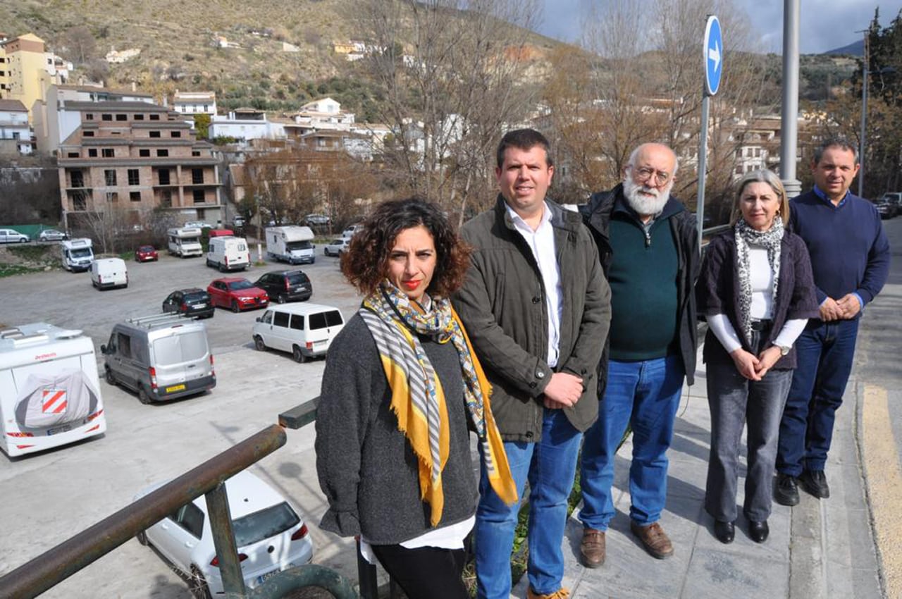 Las autoridades locales de Monachil (Granada) visitan la parcela que el Ayuntamiento pone a disposición de la Junta para la construcción del nuevo colegio Miraflores