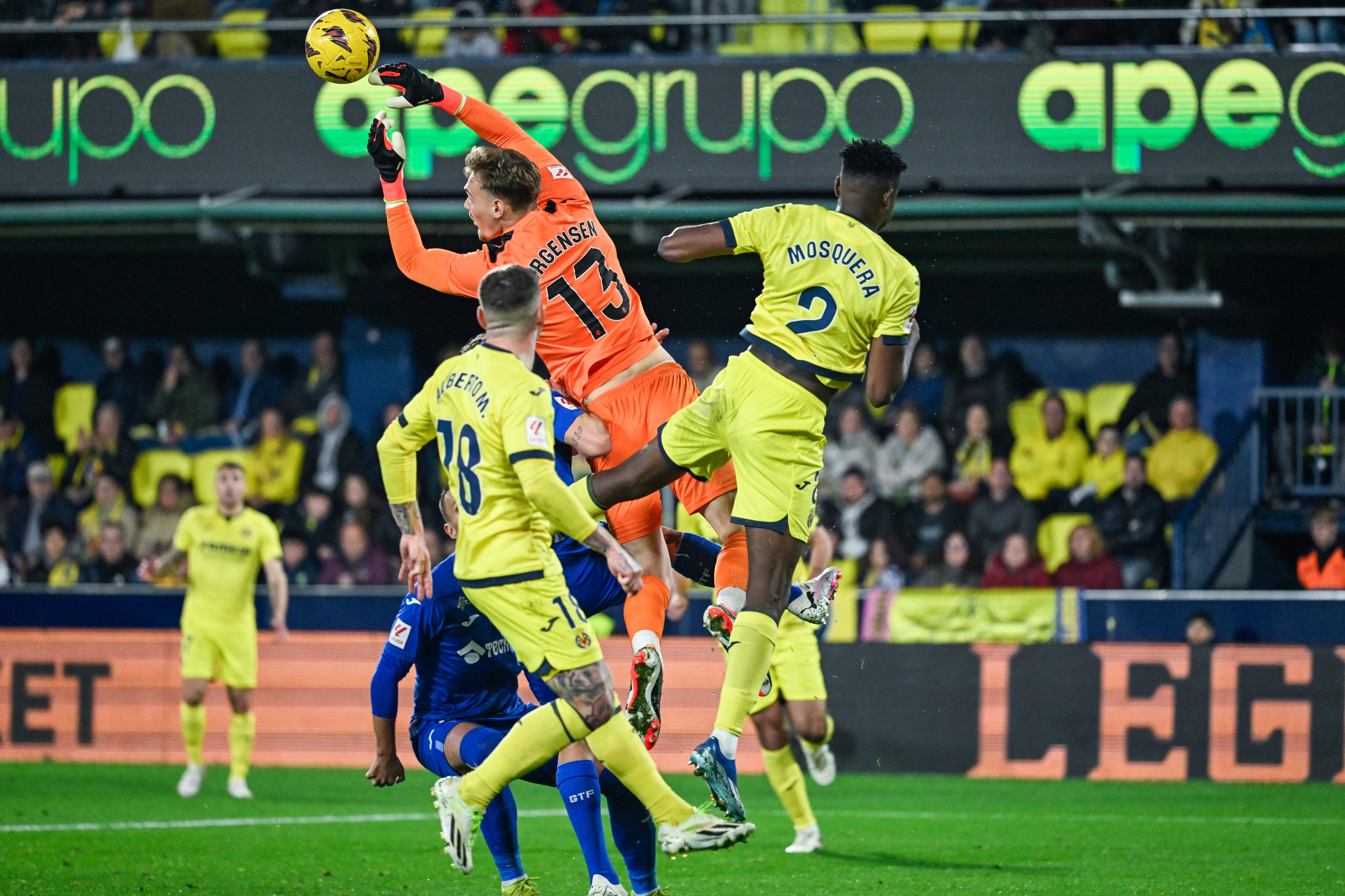 VILLARREAL, 16/02/2024.- El guardameta del Villarreal Filip Jörgensen (c) atrapa un balón durante el partido de la jornada 25 de LaLiga que Villarreal CF y Getafe CF disputan este viernes en el estadio de La Cerámica, en Villarreal. EFE/Andreu Esteban
