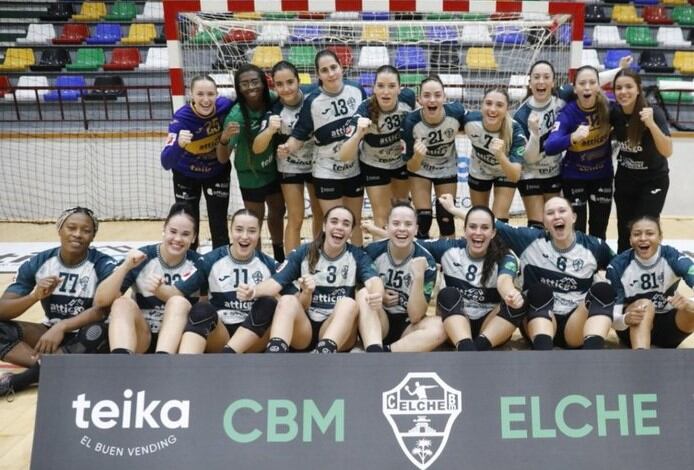 Las jugadoras del CBM Elche celebran su victoria ante el BM Morvedre