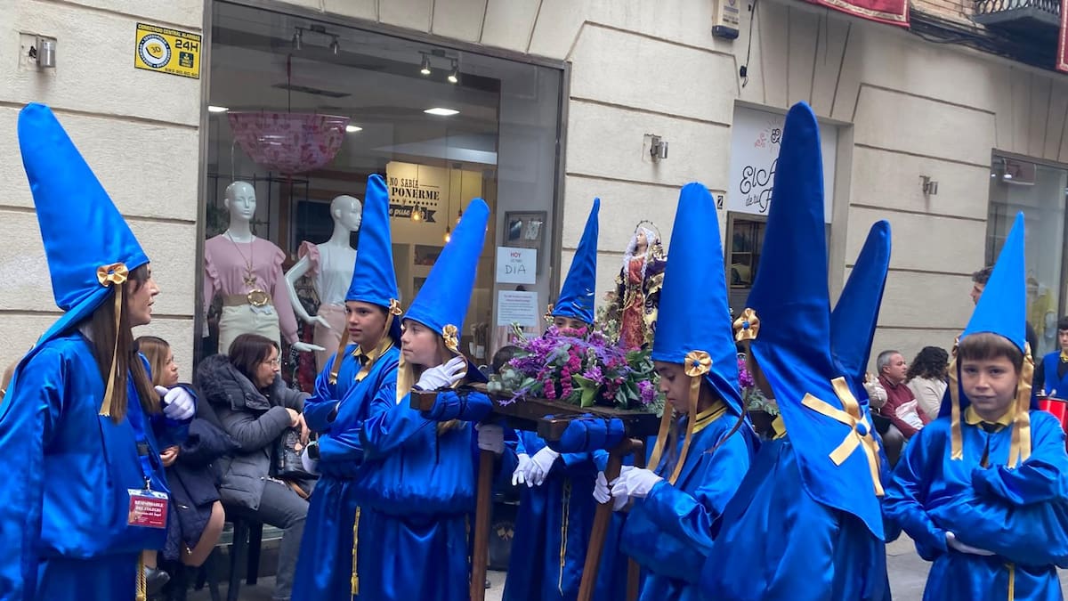 2.000 escolares trasladan su pasión nazarena al centro de Murcia con la Procesión del Ángel