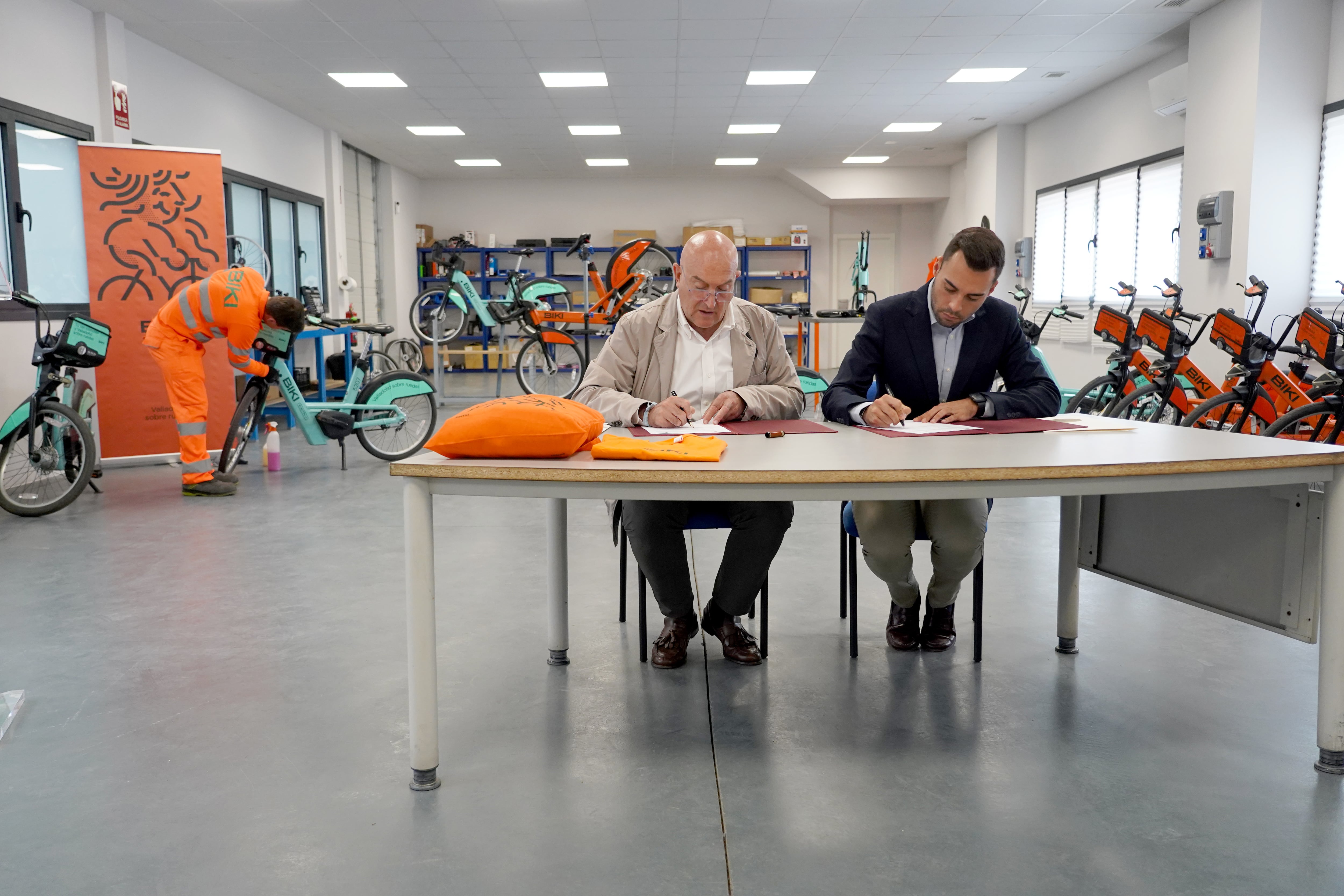 El alcalde de Valladolid, Jes�s Julio Carnero, presenta el sistema metropolitano de BIKI junto al alcalde de Zarat�n, Roberto Migall�n