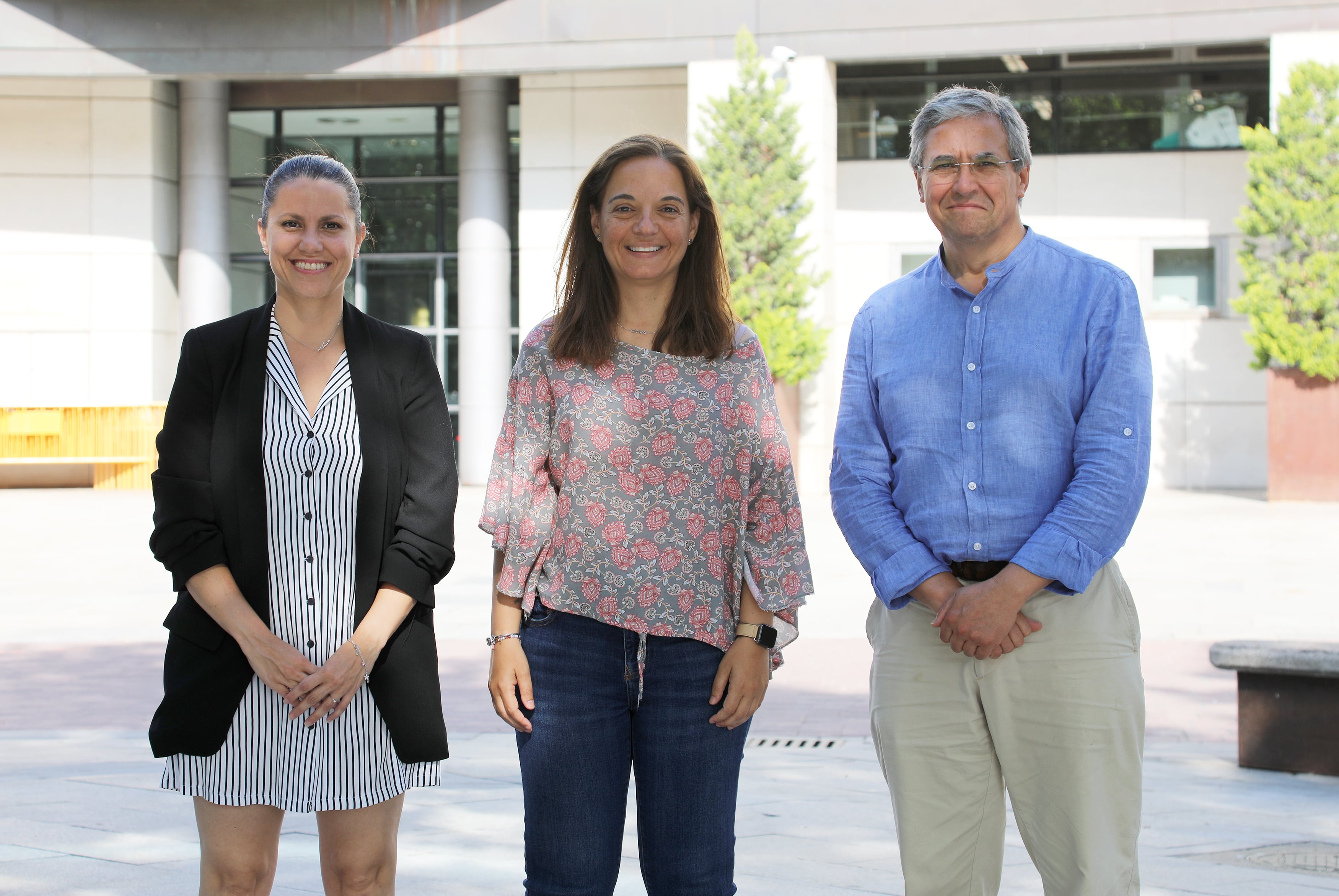 Alba Leo, portavoz de Podemos-IU-AV; Sara Hernández, portavoz de PSOE y alcaldesa de Getafe; y Jesús Pérez, portavoz de Más Madrid Compromiso con Getafe, tras firmar acuerdo de gobernabilidad en la ciudad