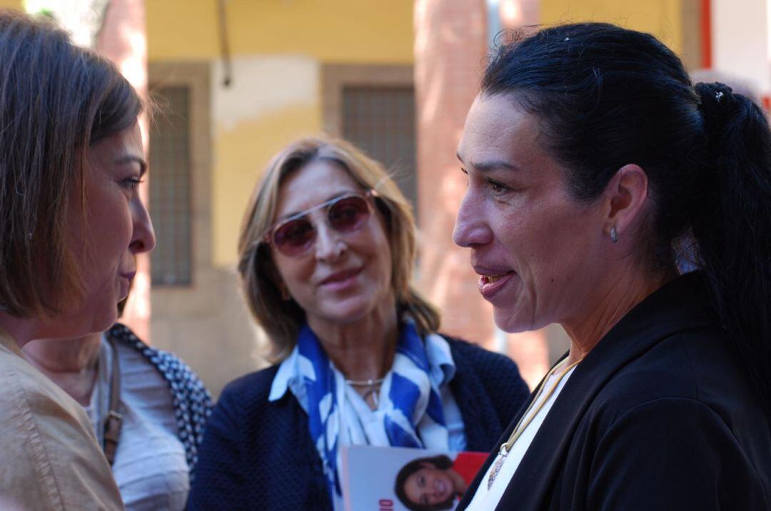 isabel Ambrosio con una vecina del barrio.