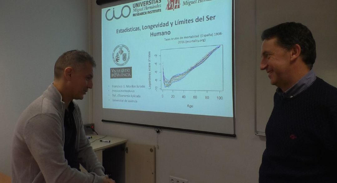 El profesor de la Universidad de Valencia antes de su exposición.