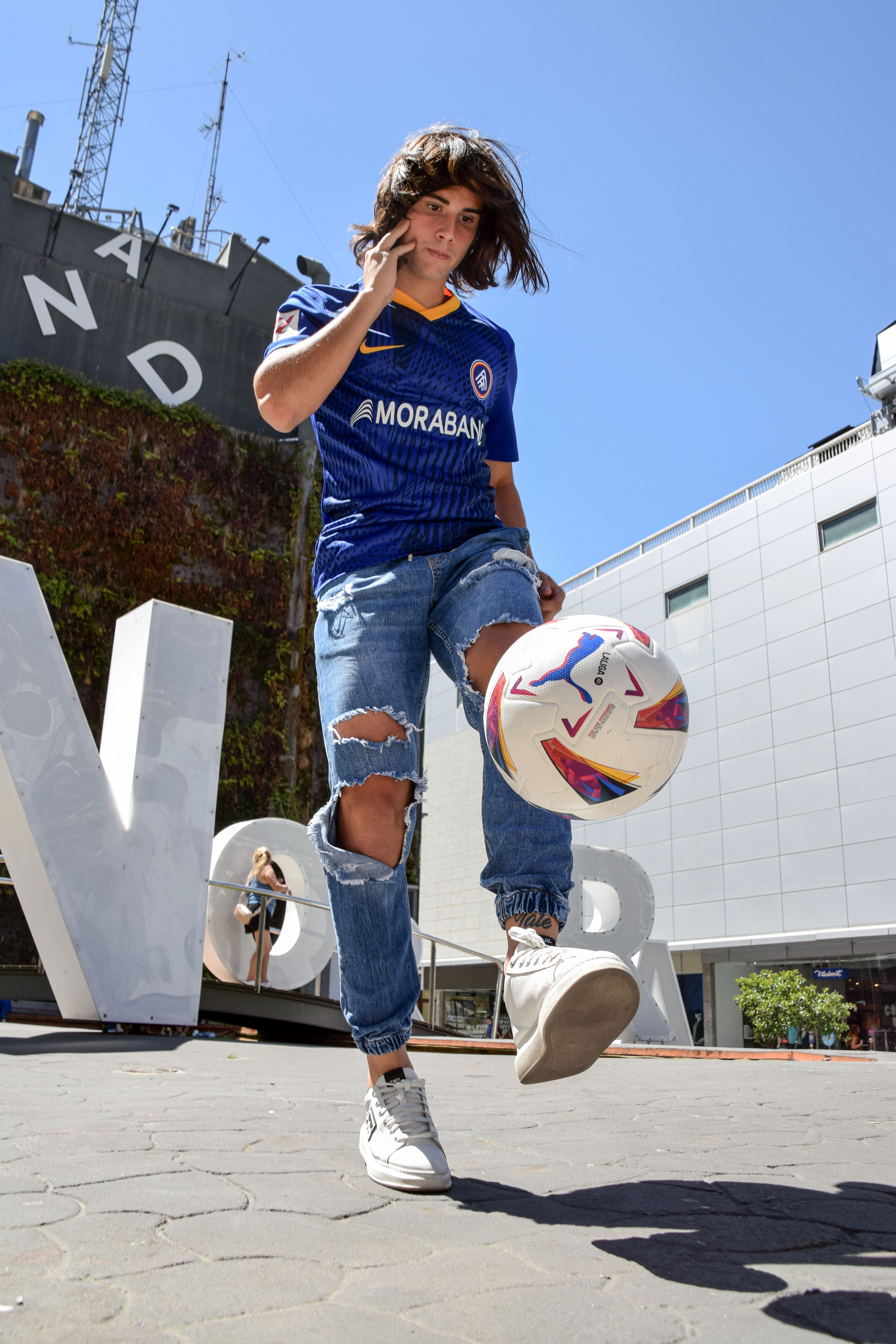 El migcampista Álex Calvo va ser presentat ahir al migdia